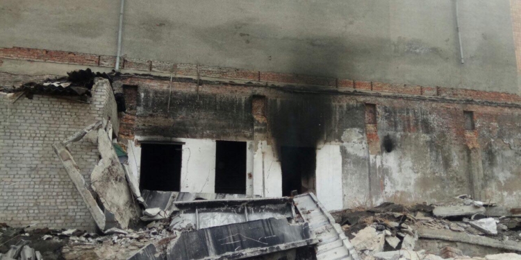 Уже не горит, но тлеет и дымит. В Вознесенске неделю тушат заброшенный мясокомбинат (ФОТО)