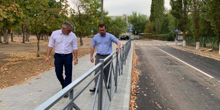 Сенкевич остался доволен ремонтом дороги между ул. Айвазовского и пр. Корабелов, где расположены несколько школ и детских садов (ФОТО, ВИДЕО)