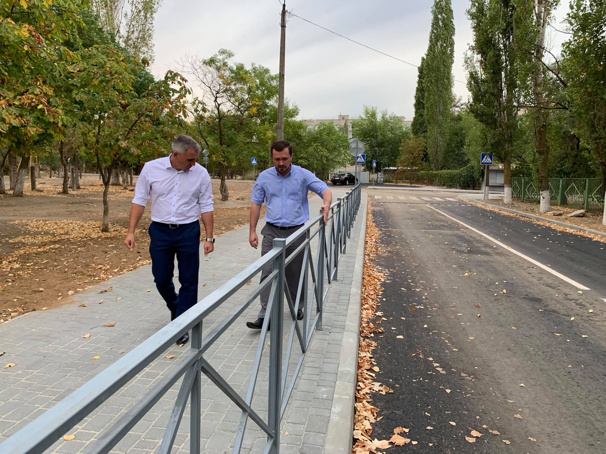 Сенкевич остался доволен ремонтом дороги между ул. Айвазовского и пр. Корабелов, где расположены несколько школ и детских садов (ФОТО, ВИДЕО)