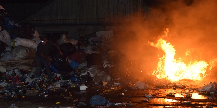 В Николаеве почти до утра тушили цех по переработке вторсырья – воды рядом не было (ФОТО, ВИДЕО)