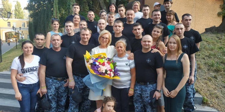 Освобожденные моряки из госпиталя отправляются в Одессу