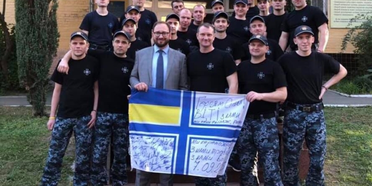 Освобожденные украинские моряки собрали деньги для российского волонтера