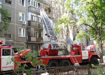 В Николаеве  горела квартира в “хрущевке” – пожарные спасли собаку (ФОТО)