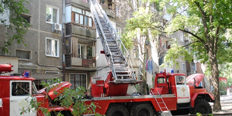 В Николаеве  горела квартира в “хрущевке” – пожарные спасли собаку (ФОТО)