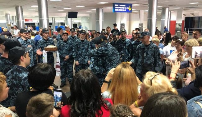 Освобожденным морякам вручили награды и повысили в звании