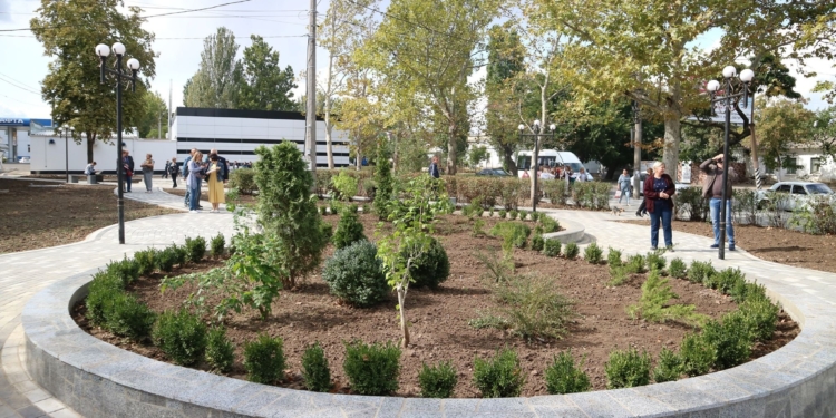 Фонтан, стильные фонари, лавочки – в Заводском районе стало на одну зеленую зону больше (ФОТО)