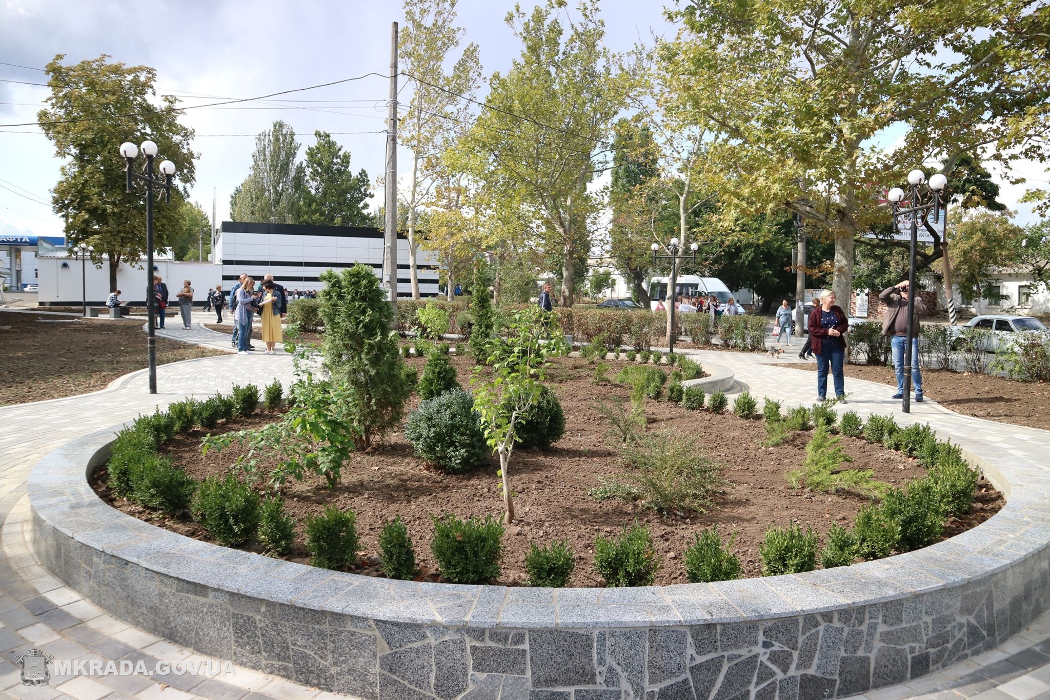 Фонтан, стильные фонари, лавочки – в Заводском районе стало на одну зеленую зону больше (ФОТО)