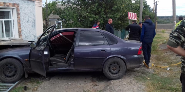 В Снигиревке водитель без прав протаранил стену жилого дома (ФОТО, ВИДЕО)