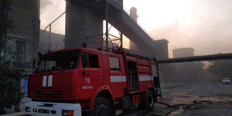 Под Николаевом горел цех цементного завода (ФОТО)