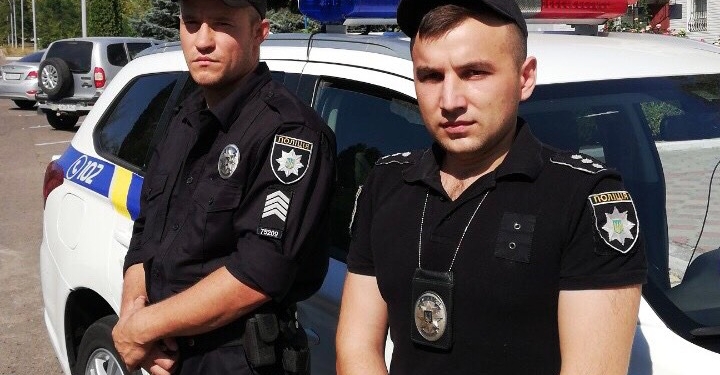 На Николаевщине рецедивист при задержании пытался выбросить заложницу с балкона и ранил полицейского (ФОТО)