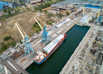 «Океан» принял на выгрузку элементы мощных ветрогенераторов