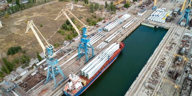 «Океан» принял на выгрузку элементы мощных ветрогенераторов