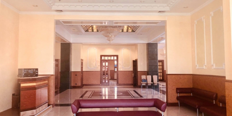 На киевском вокзале депутатскую комнату отдыха превратили в зал для военных (ФОТО)