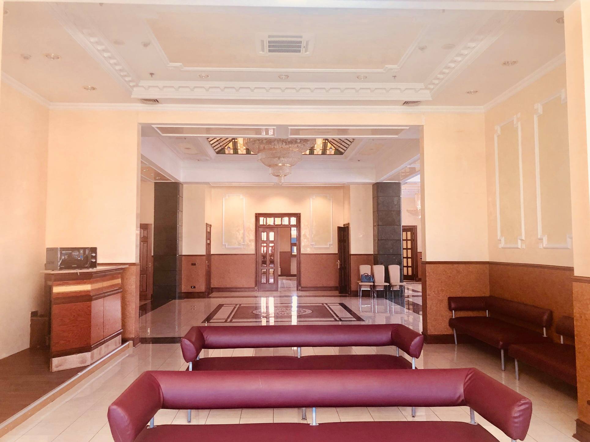 На киевском вокзале депутатскую комнату отдыха превратили в зал для военных (ФОТО)