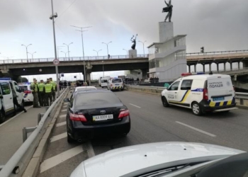 В Киеве неизвестный в камуфляже угрожает взорвать мост Метро. Стреляет из автомата (ФОТО, ВИДЕО)