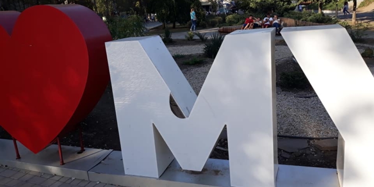 Арт-объект «I ♡ Mykolaiv» снова пострадал от вандалов. Департамент ЖКХ обещает восстановить после праздников (ФОТО)