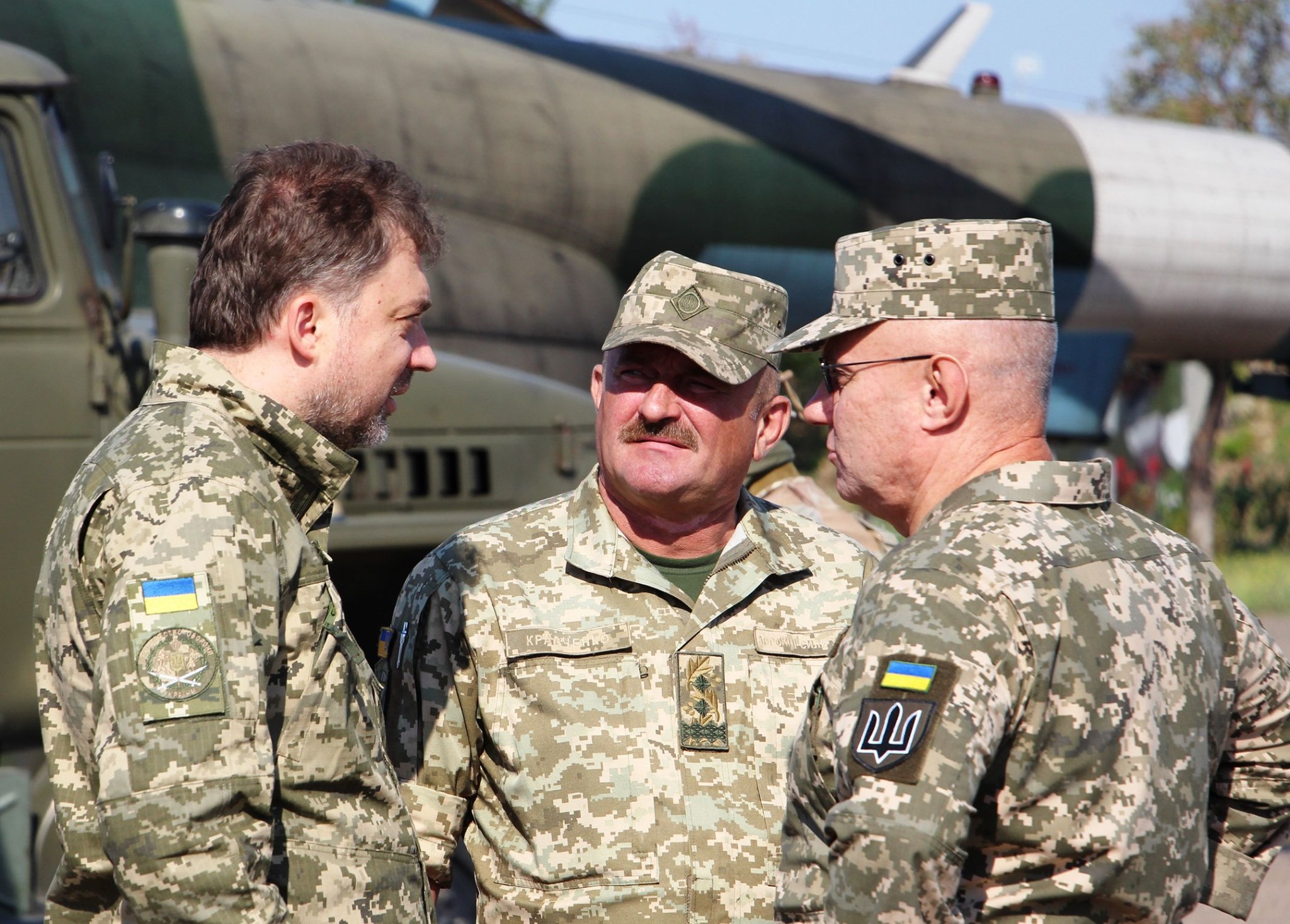 Министр обороны и глава Генштаба посетили передовые позиции на всей линии столкновения на Донбассе (ФОТО)