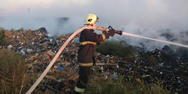 Снова горят свалки. На Березанщине продолжается ликвидация пожара, который начался еще в субботу (ФОТО)