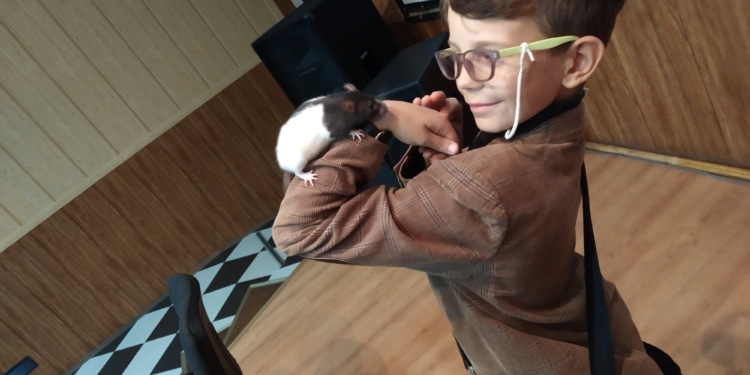 Николаевский зоопарк показал, как прошел День домашнего любимца у юных биологов (ФОТО)