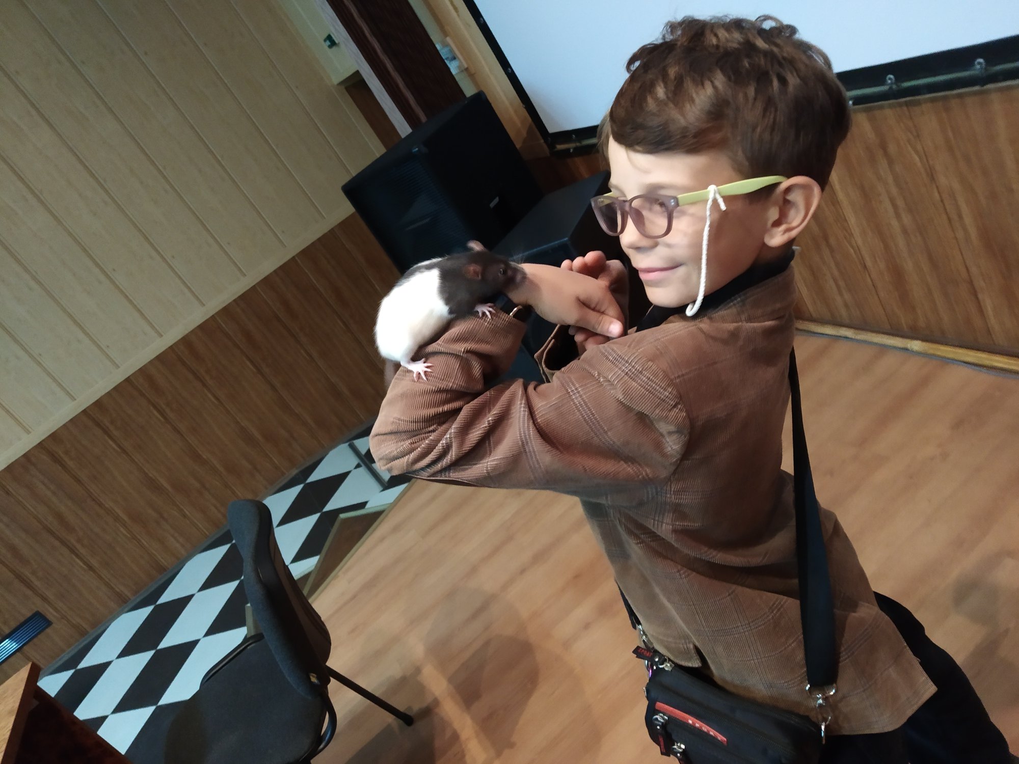 Николаевский зоопарк показал, как прошел День домашнего любимца у юных биологов (ФОТО)