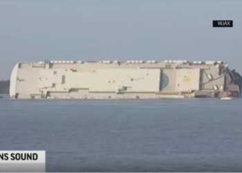 Кораблекрушение у берегов США. Не все члены экипажа найдены (ВИДЕО)
