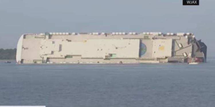 Кораблекрушение у берегов США. Не все члены экипажа найдены (ВИДЕО)