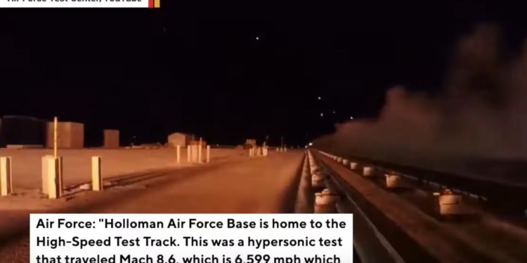 Скорость – 10,6 тыс км/час. В США испытали гиперзвуковые сани (ВИДЕО)