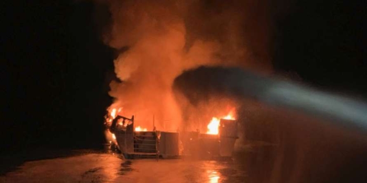 У берегов Калифорнии загорелось и затонуло судно: четверо погибших, 29 пропавших безвести (ВИДЕО)