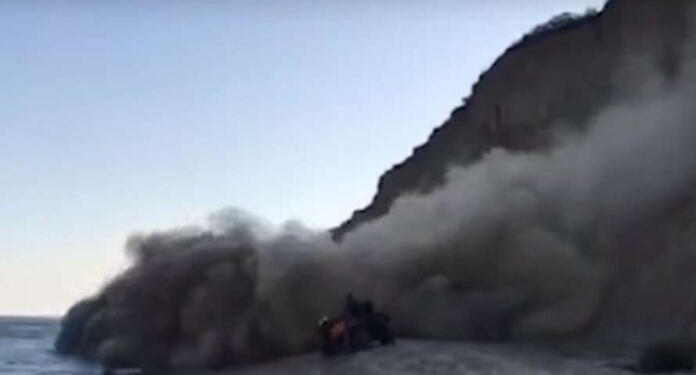 На курорте под Одессой сошел оползень: несколько тонн земли упали в считанных метрах от людей (ВИДЕО)