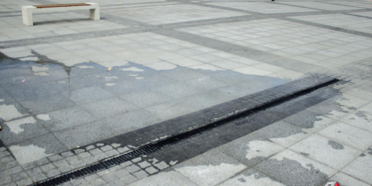 На Соборной площади прорвало водопровод. Рабочие говорят, что кто-то повредил водомер (ФОТО)