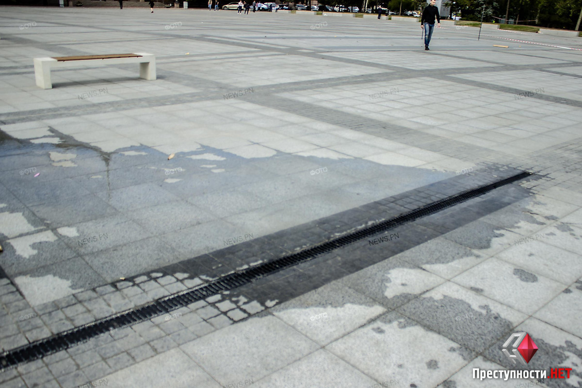 На Соборной площади прорвало водопровод. Рабочие говорят, что кто-то повредил водомер (ФОТО)