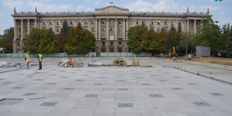 «Не будет денег – не будет лавочек и деревьев» — подрядчику еще должны 12 миллионов за Соборную площадь
