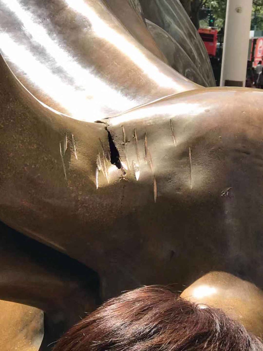 В Нью-Йорке вандал повредил статую "Быка с Уолл-стрит" (ФОТО) 3