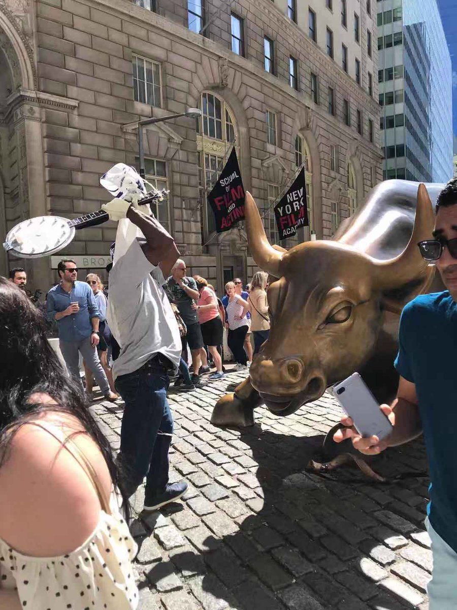 В Нью-Йорке вандал повредил статую "Быка с Уолл-стрит" (ФОТО) 1