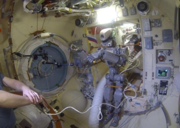 «Может, молотком стукнуть?» Российский космонавт с 15-й попытки включил робота Федора на МКС