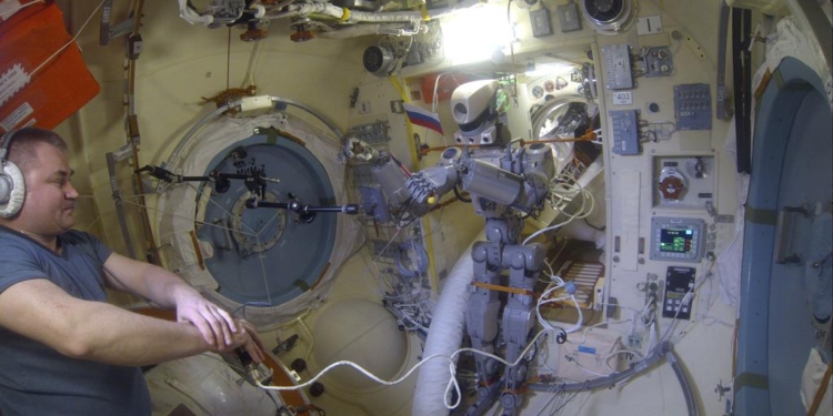 «Может, молотком стукнуть?» Российский космонавт с 15-й попытки включил робота Федора на МКС