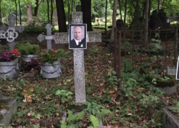 На кладбище в Петербурге появились портреты Путина, Медведева, Пескова: полиция возбудила дело о “надругательстве над телами умерших”
