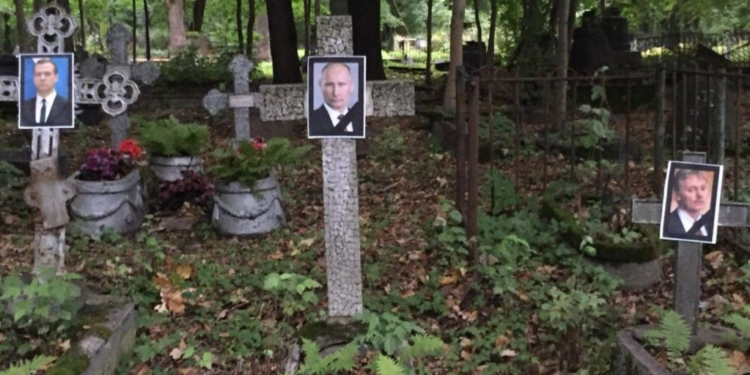 На кладбище в Петербурге появились портреты Путина, Медведева, Пескова: полиция возбудила дело о “надругательстве над телами умерших”
