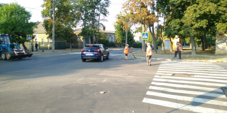 В Николаеве закончились ямы на дорогах? Дорожники режут асфальт там, где они…будут!  (ФОТО и ВИДЕО)
