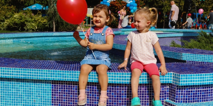 Первые посетители николаевской «Сказки» опробовали обновленный каскадный фонтан (ФОТО, ВИДЕО)