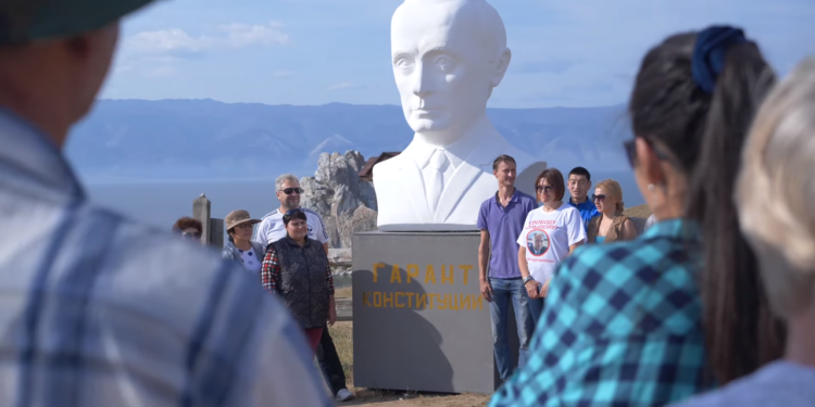 В России на острове Ольхон установили бюст Путина (ВИДЕО)