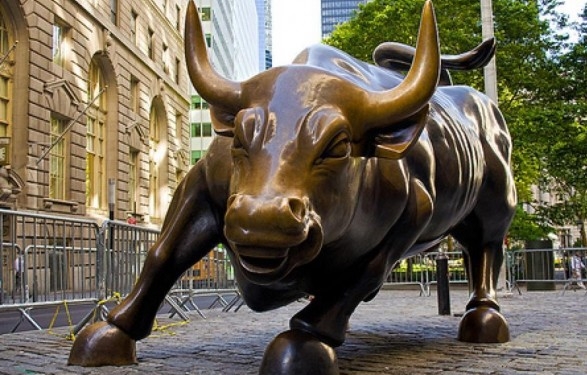В Нью-Йорке вандал повредил статую “Быка с Уолл-стрит” (ФОТО)
