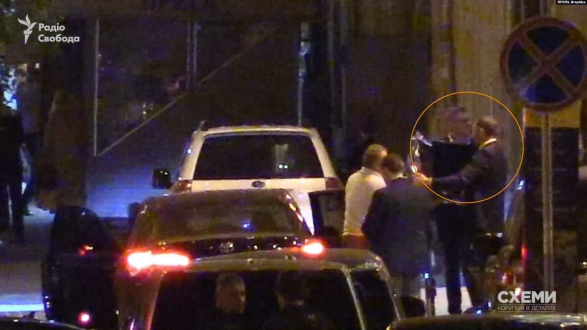 Баканов на юбилее Суркиса «изучал оперативную обстановку»