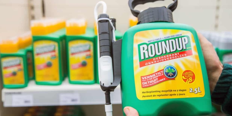 Опасно для жизни. Еще две страны отказались от гербицида Раундап. А в Украине его может купить каждый