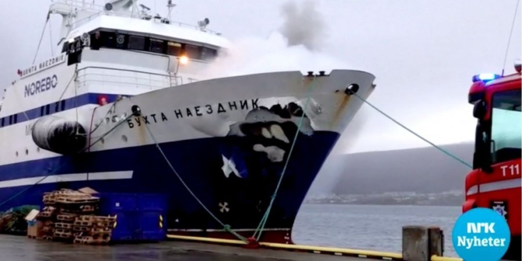 В Норвегии загорелся российский траулер