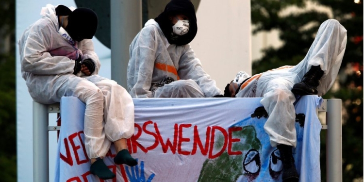 Экоактивисты заблокировали вход на международный автосалон во Франкфурте-на-Майне