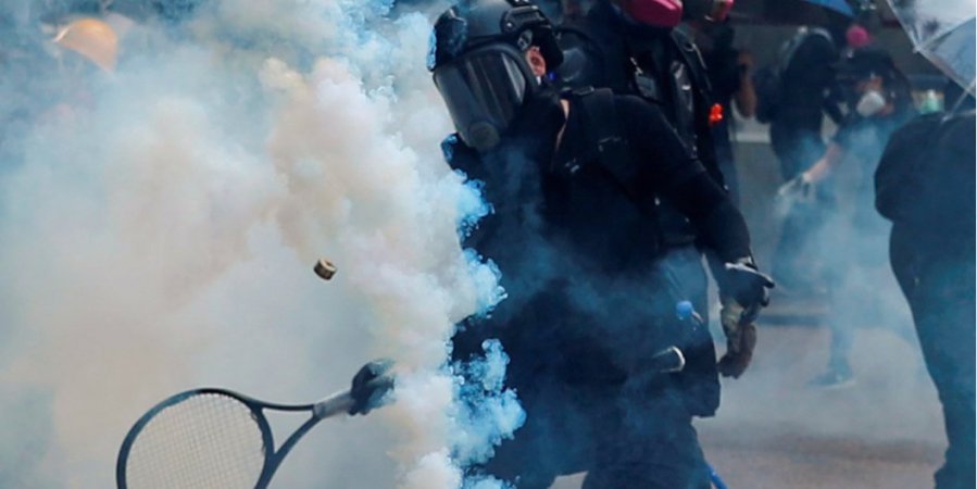 На протестах в Гонконге полиция применила резиновые пули, водометы и слезоточивый газ 1