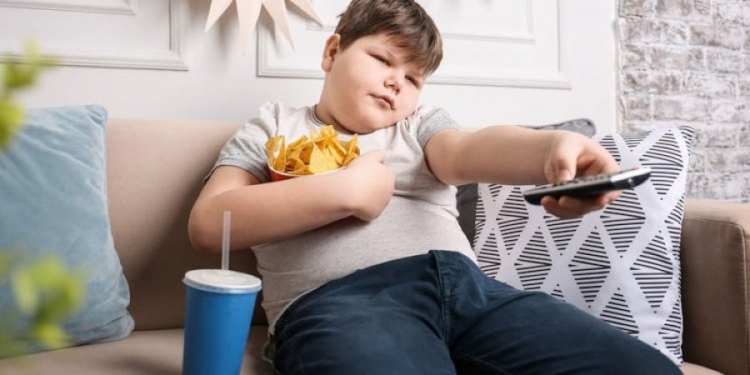 По мнению медиков, школьник ослеп из-за постоянного употребления чипсов и снэков