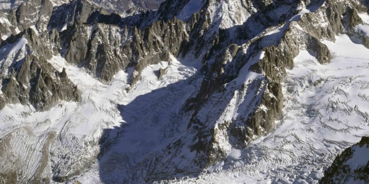 На Монблане в любой момент может обвалиться ледник. В Италии уже эвакуируют людей