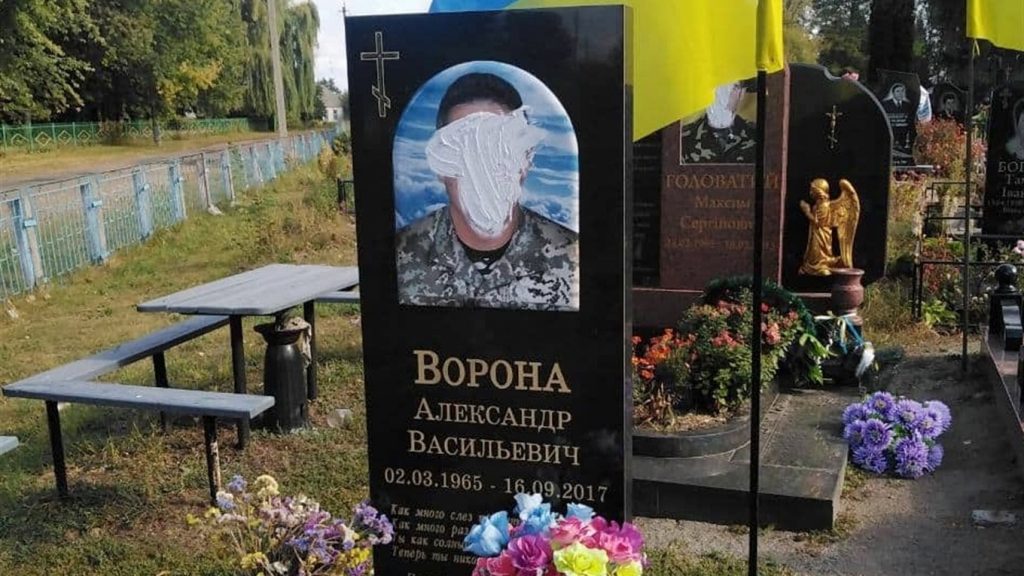 На кладбище в Черниговской области вандалы испортили надгробия погибших бойцов АТО (ВИДЕО) 1